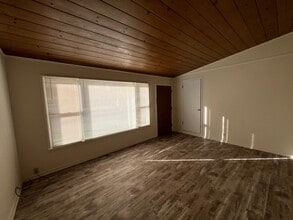 465-467 NE Baker Dr in Grants Pass, OR - Building Photo - Building Photo