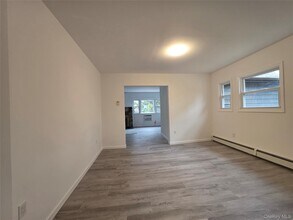 200 Deforest Rd in Dix Hills, NY - Building Photo - Building Photo