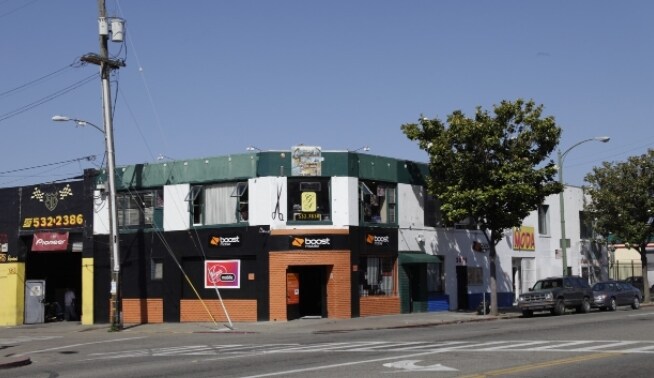 3073 International Blvd in Oakland, CA - Building Photo