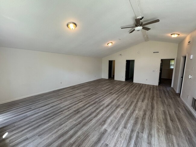 1500 E 10th St in Newton, KS - Building Photo - Building Photo
