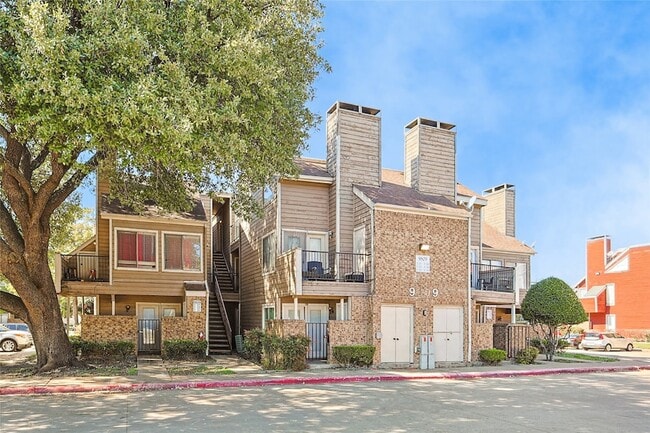 9809 Walnut St, Unit E204 in Dallas, TX - Building Photo - Building Photo