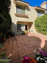 270 Country Club Dr in Simi Valley, CA - Building Photo - Building Photo