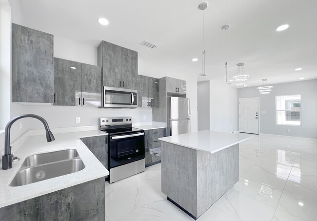 property at 913 N Woodson Ave