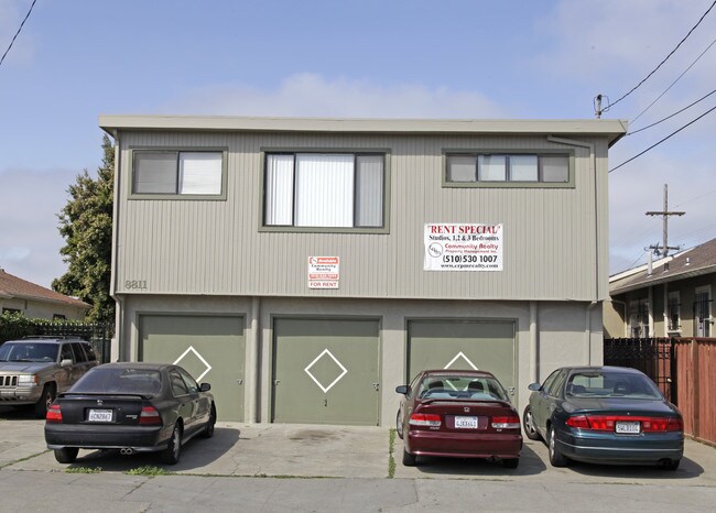 8811 A St in Oakland, CA - Foto de edificio - Building Photo