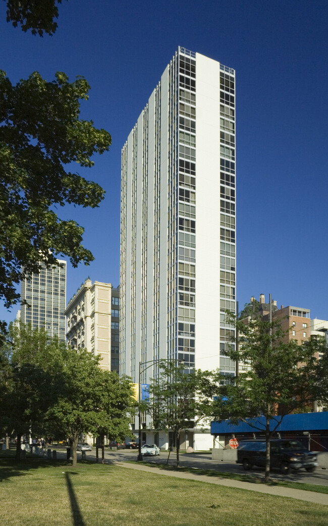 1555 N Dearborn Pky in Chicago, IL - Foto de edificio - Building Photo