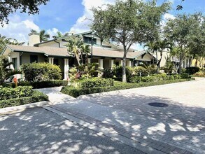 590 Amador Ln in West Palm Beach, FL - Building Photo - Building Photo