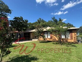 879 N Lydia Ave in Stephenville, TX - Building Photo