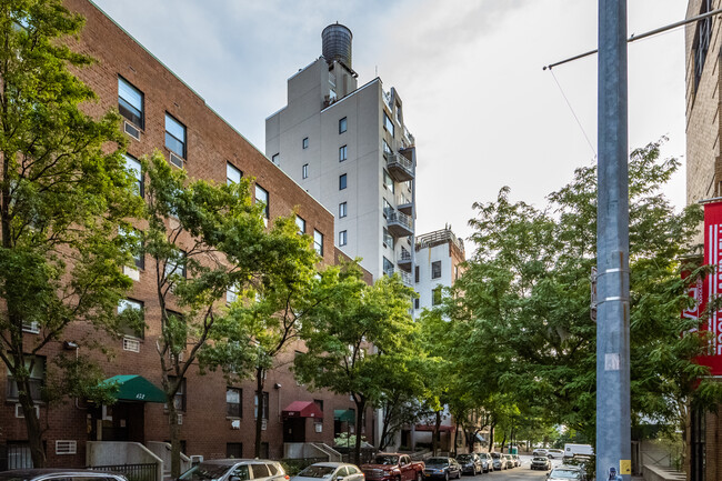 Bank Street House Apartments in New York, NY - Building Photo - Building Photo