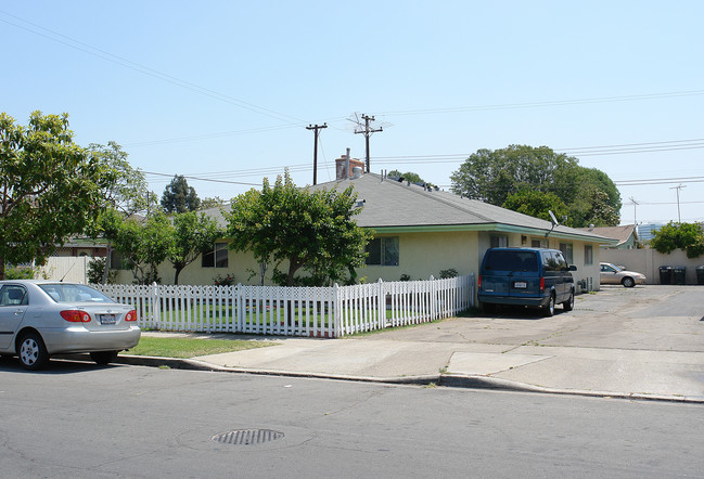 2152 Mountain View Ave in Anaheim, CA - Building Photo - Building Photo