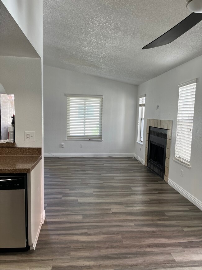 5078 Spencer St, Unit Spacious Condo near UNLV in Las Vegas, NV - Building Photo - Building Photo