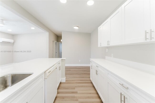 1560 NE 42nd St in Lighthouse Point, FL - Building Photo - Building Photo