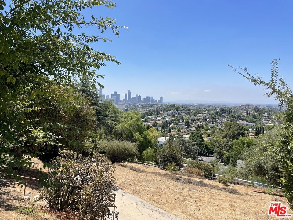 2401 Effie St in Los Angeles, CA - Building Photo
