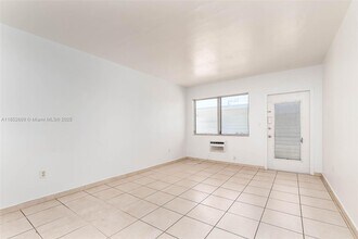 934 Meridian Ave in Miami Beach, FL - Building Photo - Building Photo