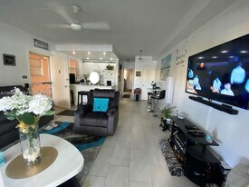 285 NE 191st St in Miami, FL - Building Photo