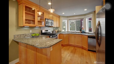 108 17th Ave, Unit B in Seattle, WA - Building Photo - Building Photo