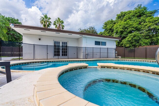 11350 SW 51st St in Miami, FL - Foto de edificio - Building Photo