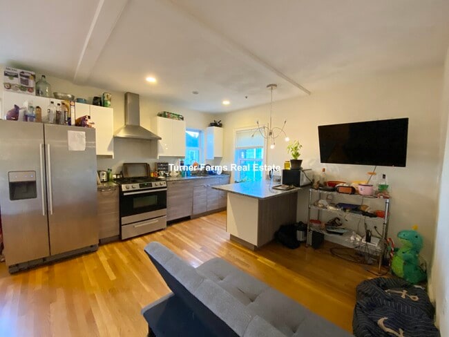 128 Hillside St, Unit 3 in Boston, MA - Building Photo - Building Photo