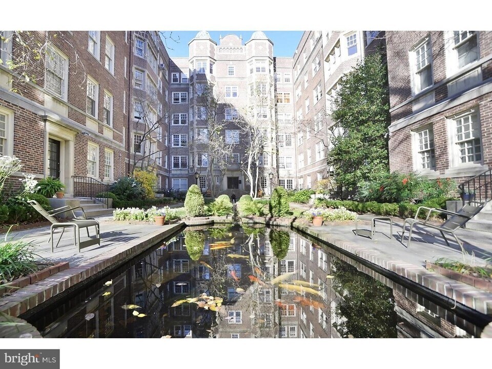 4625 Pine St, Unit F103 in Philadelphia, PA - Foto de edificio