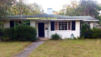 2058 NW 7th Pl in Gainesville, FL - Building Photo