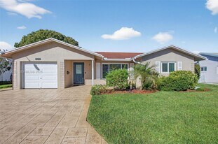 7613 NW 67th Ave in Tamarac, FL - Building Photo