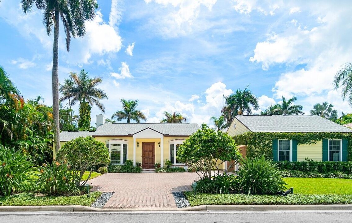 240 Miraflores Dr in Palm Beach, FL - Building Photo