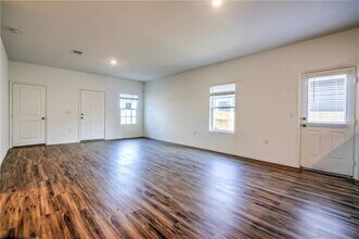 14305 Sandrock Bnd in Pflugerville, TX - Foto de edificio - Building Photo