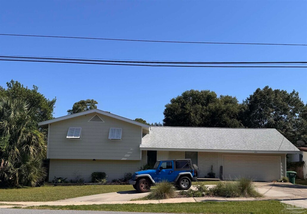203 Fairpoint Dr in Gulf Breeze, FL - Building Photo