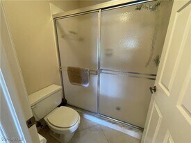 440 Wiggins Lake Ct in Naples, FL - Building Photo