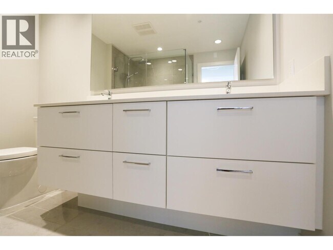 615 Cottonwood Ave in Coquitlam, BC - Building Photo - Building Photo