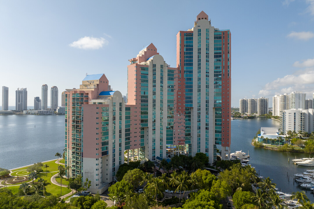 Hidden Bay in Aventura, FL - Building Photo