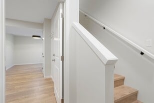 31 Royston Way NW in Calgary, AB - Building Photo