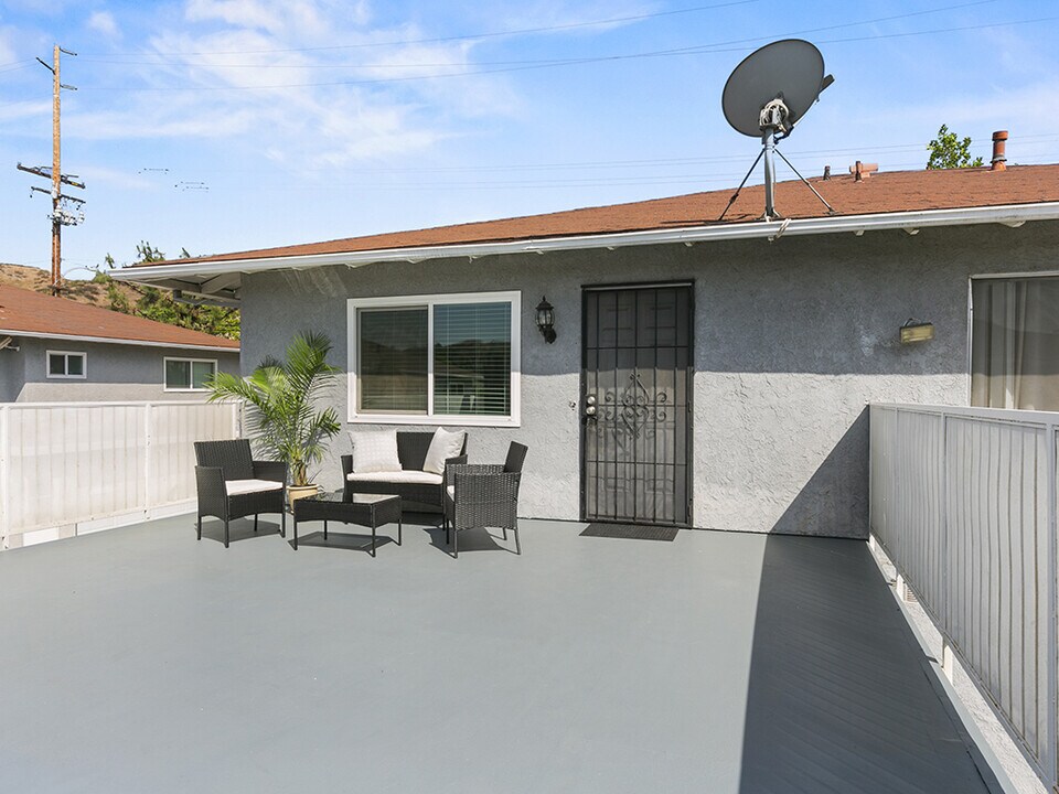 20757 Plum Canyon Rd in Santa Clarita, CA - Building Photo