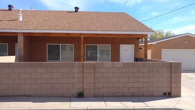 623 Madison St NE in Albuquerque, NM - Foto de edificio - Building Photo