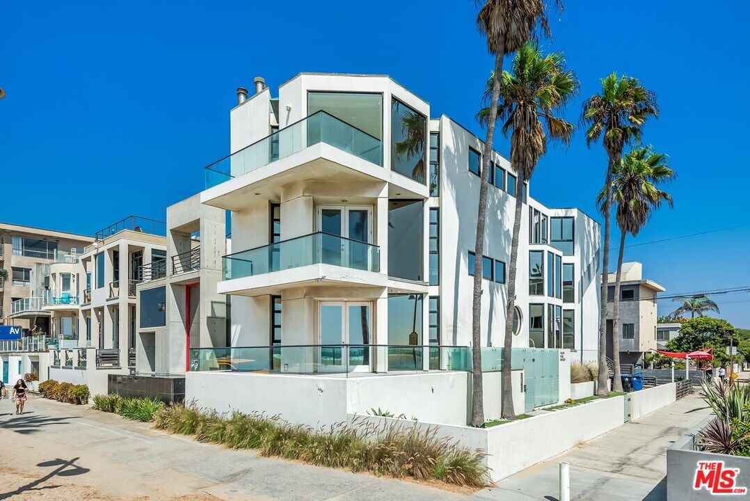 2319 Ocean Front Walk in Los Angeles, CA - Building Photo