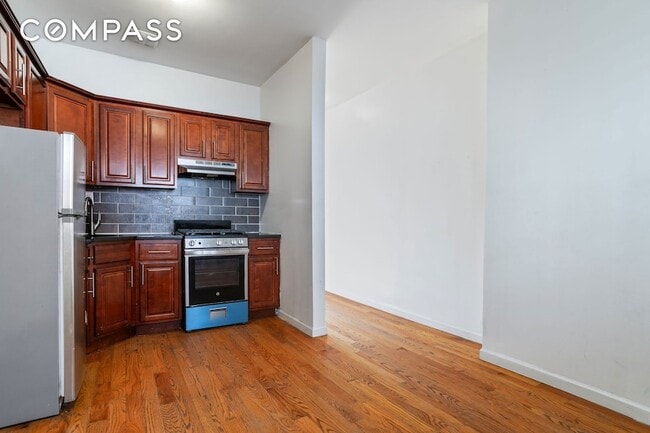 352 Lexington Ave, Unit 1 in Brooklyn, NY - Building Photo - Building Photo