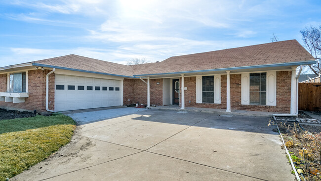 2116 Bordeaux Dr in Carrollton, TX - Building Photo - Building Photo