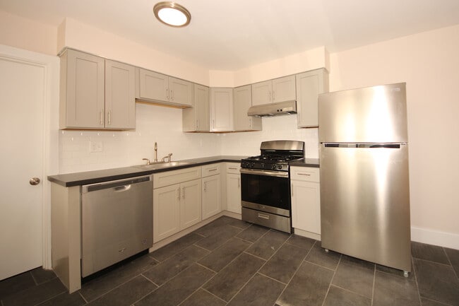 93 Cushing St, Unit 001 in Waltham, MA - Building Photo - Building Photo