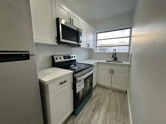 901 NW 46th St in Miami, FL - Foto de edificio - Building Photo