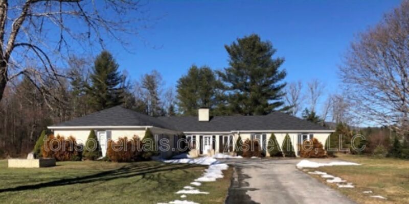 135 Cold Springs Rd in Hendersonville, NC - Building Photo