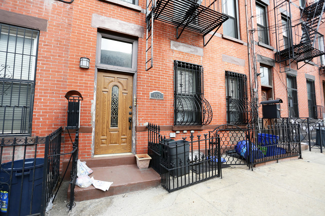 662 Henry St in Brooklyn, NY - Building Photo - Building Photo