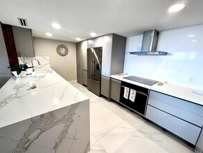 155 Ocean Lane Dr in Key Biscayne, FL - Foto de edificio - Building Photo
