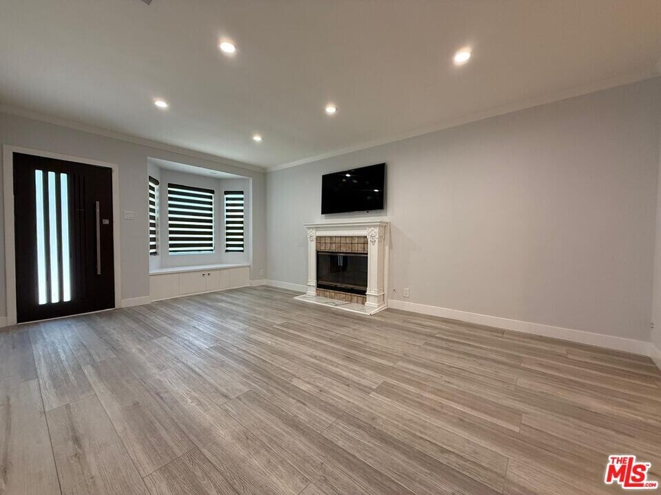 14018 Calvert St in Los Angeles, CA - Building Photo