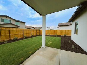 2042 Daffodil St in Kingsburg, CA - Building Photo - Building Photo