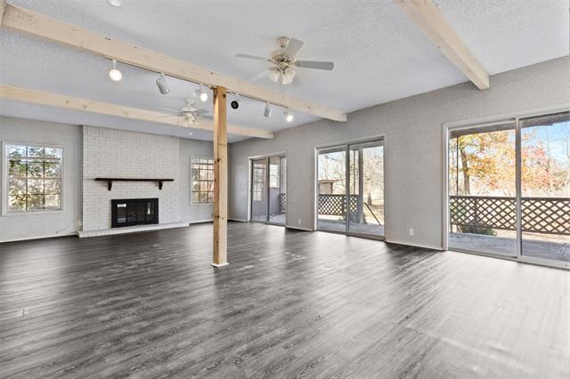 4820 Looney Ln in Cleburne, TX - Foto de edificio - Building Photo