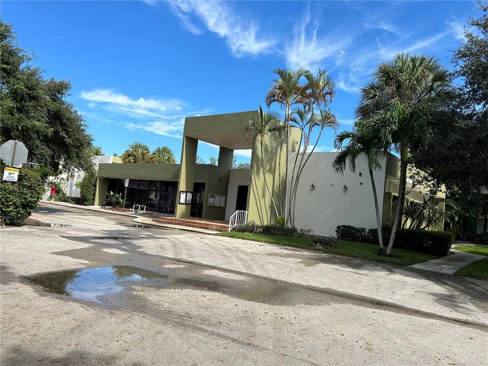 4235 N University Dr in Sunrise, FL - Foto de edificio