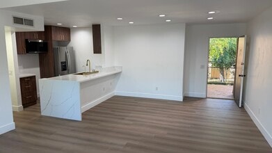 10331 Lindley Ave, Unit 209 in Porter Ranch, CA - Foto de edificio - Building Photo