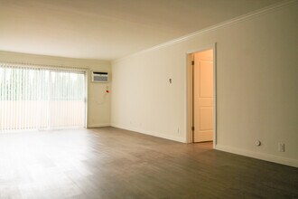 14306 Riverside Dr in Los Angeles, CA - Foto de edificio - Building Photo