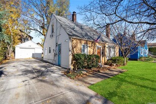 69 Cambridge St in Roslyn Heights, NY - Foto de edificio - Building Photo