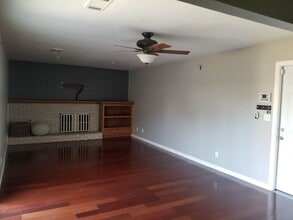 304 W Earl Way in Hanford, CA - Building Photo - Building Photo
