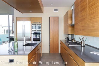 1013 Mandalay Beach Rd in Oxnard, CA - Building Photo - Building Photo